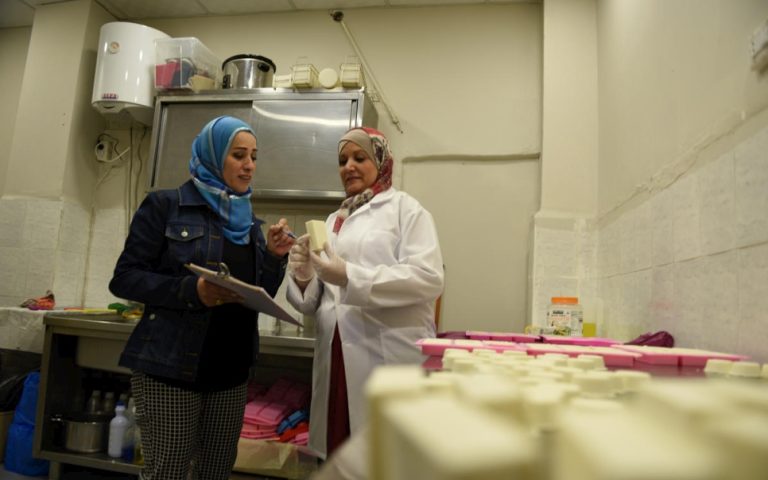 مشروع لصناعة الصابون يمنح الأمل للاجئة سورية