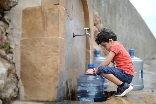 ﻣﻌﺎﻧﺎة اﻟﺤﺼﻮل ﻋلى المياه تستمر أزمة المياه في لبنان في تعريض الأطفال للخطر