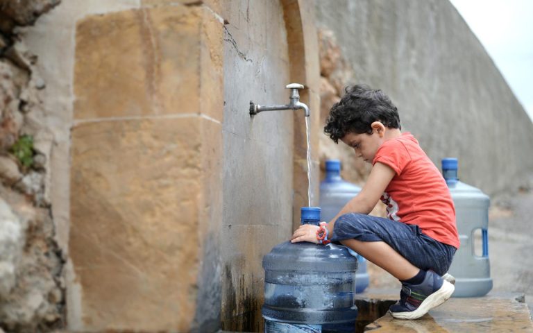 ﻣﻌﺎﻧﺎة اﻟﺤﺼﻮل ﻋلى المياه تستمر أزمة المياه في لبنان في تعريض الأطفال للخطر