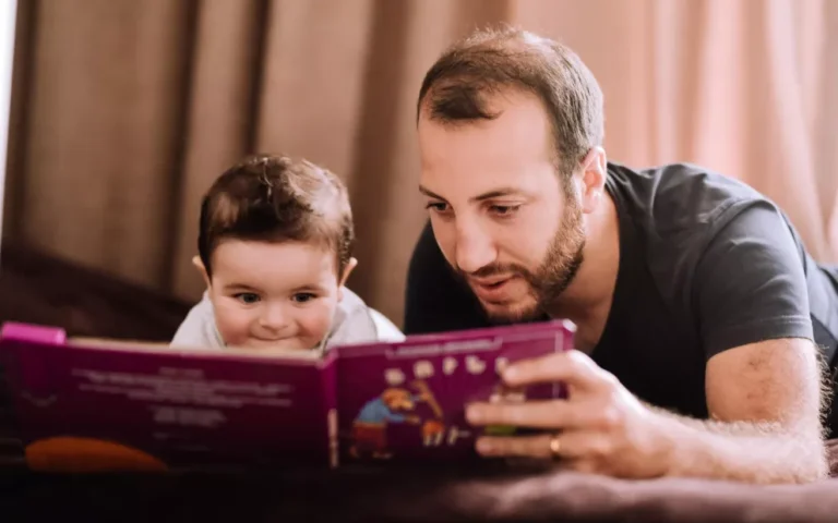كيف تُعلِّم طفلك حب القراءة؟