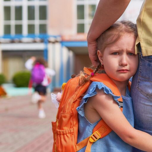 ليس فراق… ولا دلع! السبب النفسي لبكاء طفلك عند تركه في المنزل