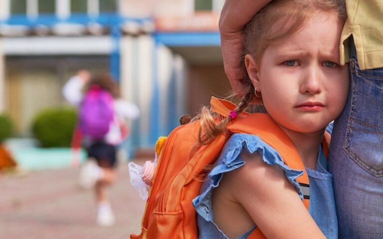 ليس فراق… ولا دلع! السبب النفسي لبكاء طفلك عند تركه في المنزل