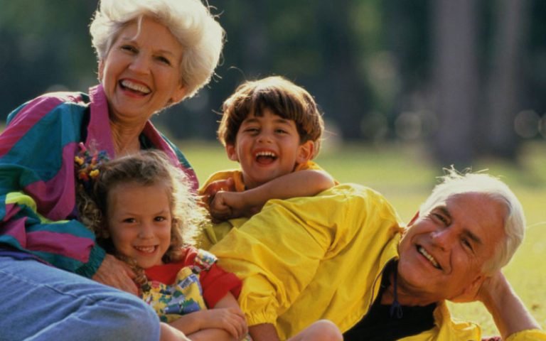 السبب النفسي لتعلّق بعض الأطفال بالجدّين أكثر من الوالدين